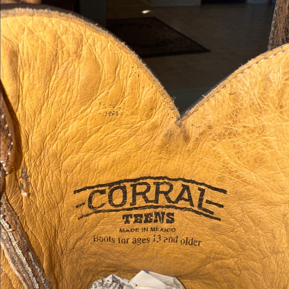 Corral Teens Elegant Tan and Black Western Boots Size 2.5 M - Picture 9 of 9